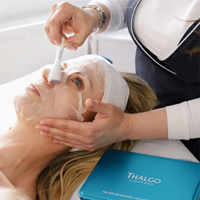 نحوه ماساژ با غلتک رول بوستر صورت در تالگوشیدلون 