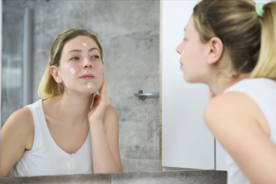 جلوگیری از پیل شدن ضدآفتاب با شستشوی دو مرحله ای صورت 