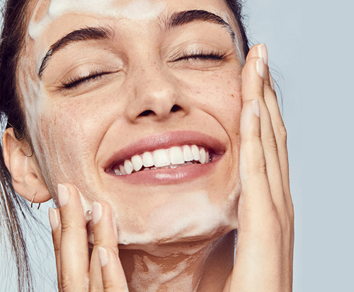 چرا شستشوی دو مرحله ای پوست صورت مهم است؟